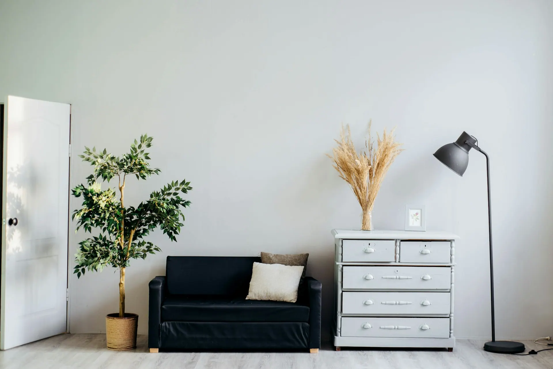 Helle Wohnung mit grauem Parkett und weißen Wänden